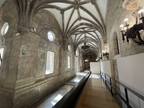 Galería con bóvedas estrelladas en el claustro del Monasterio de San Juan de Burgos, montada como sala de exposiciones