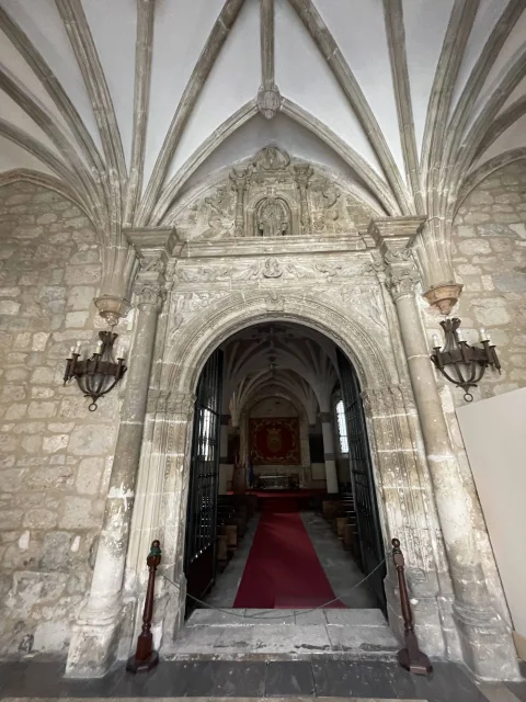 Portada plateresca de acceso a la sala capitular del Monasterio de San Juan de Burgos