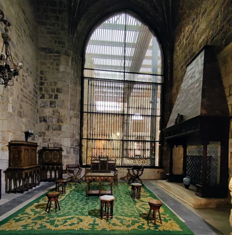 Reja del salón del Monasterio de San Juan de Burgos, con la cubierta de la iglesia al otro lado