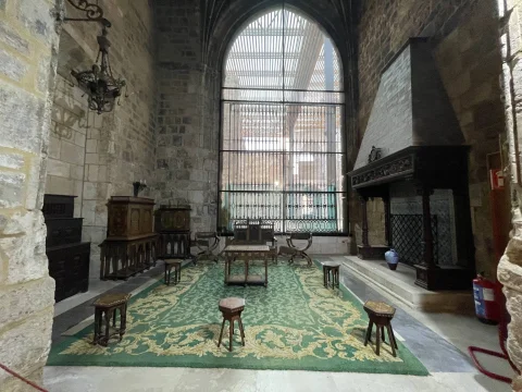 Sala capitular del Monasterio de San Juan de Burgos, con bóvedas estrelladas y el tapiz del escudo de la ciudad