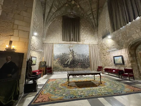 Salón del Monasterio de San Juan de Burgos con obras de Marceliano Santa María colgadas