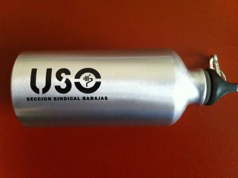 Bidón de aluminio para agua con mosquetón personalizado con el logotipo de USO Sección Sindical Barajas