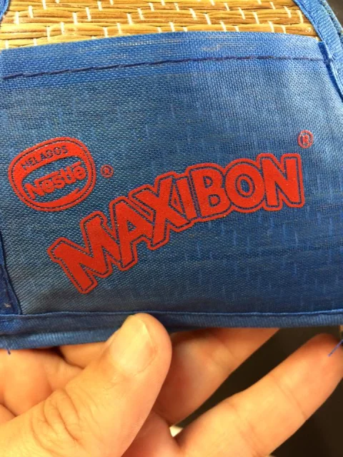 Detalle del logotipo bordado en rojo de Helados Nestlé Maxibon sobre tela azul publicitaria