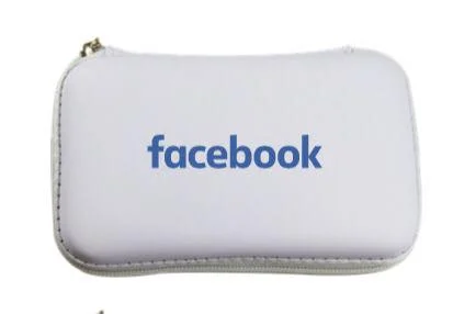 Estuche blanco acolchado con cremallera personalizado con el logotipo azul de Facebook