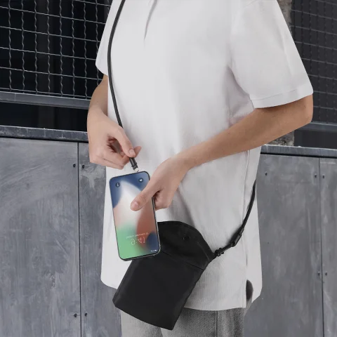 Funda Bandolera Negra para Smartphone con Cable de Carga Integrado