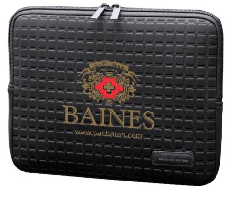 Funda negra de textura cuadrada con cremallera y logotipo dorado de Licores Baines en el centro