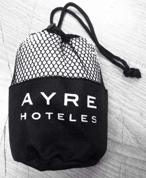 Funda de rejilla negra con cierre de cordón personalizada con el logotipo bordado de Ayre Hoteles