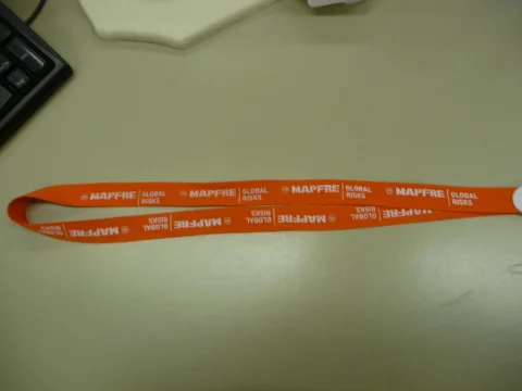 Lanyard naranja para acreditaciones impreso con el logotipo corporativo de MAPFRE Global Risks
