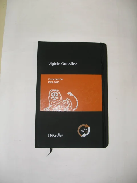 Libreta corporativa negra con goma elástica personalizada con el nombre Virginie González y el logo de la Convención ING
