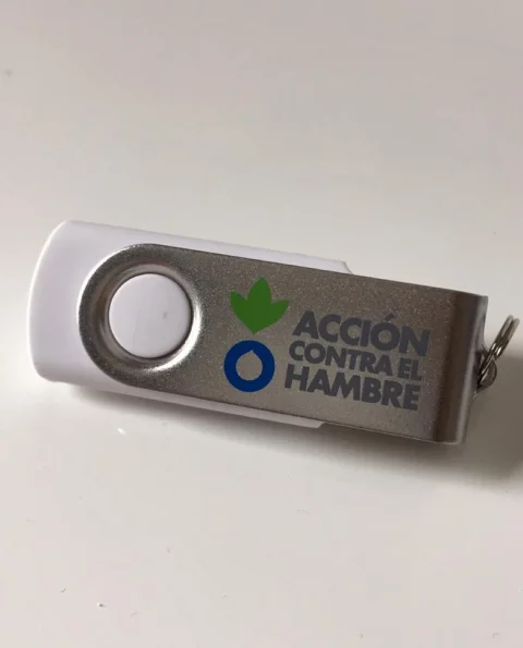 Memoria USB personalizada con cuerpo blanco y funda metálica giratoria grabada con el logo de Acción Contra el Hambre