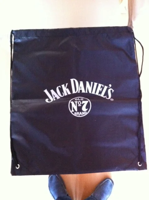 Mochila de cuerdas negra tipo saco personalizada con el logotipo de Jack Daniel's Old No. 7 en color blanco