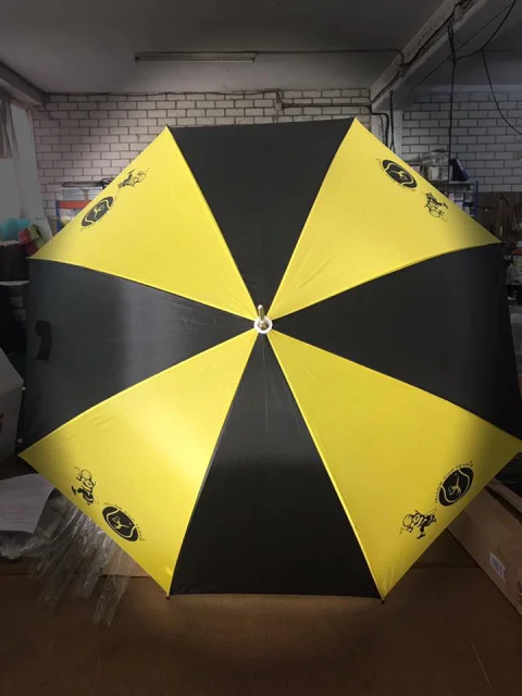 Paraguas de golf personalizado a paneles amarillos y negros con el logo de Yellow Cup Tennis