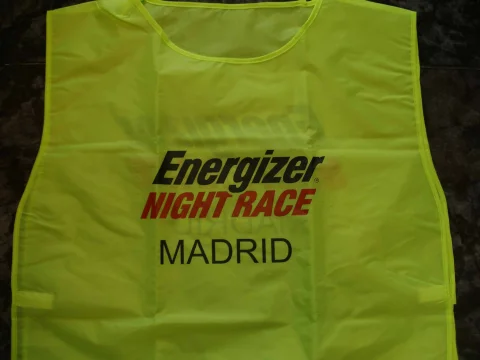 Peto deportivo reflectante amarillo fosforito personalizado para el evento Energizer Night Race Madrid