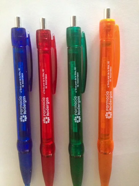 Set de bolígrafos de colores translúcidos personalizados con la marca e información de Farmacia Rodergas