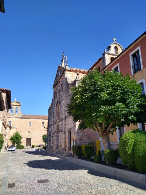 Calle de acceso al convento