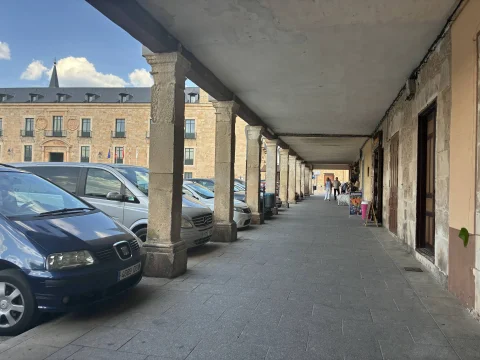 Soportales de la derecha según entras