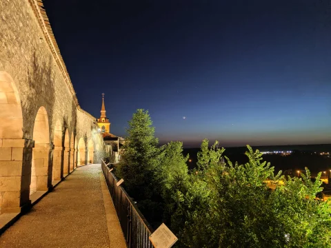 Arcos iluminados de noche