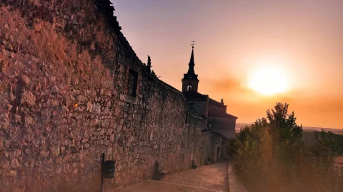 Preciosa calle que sube al mirador al atardecer