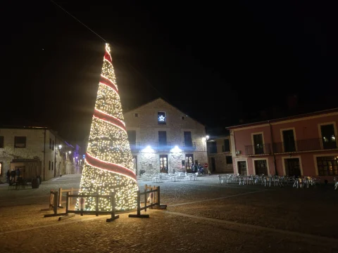 Plaza de noche en Navidad